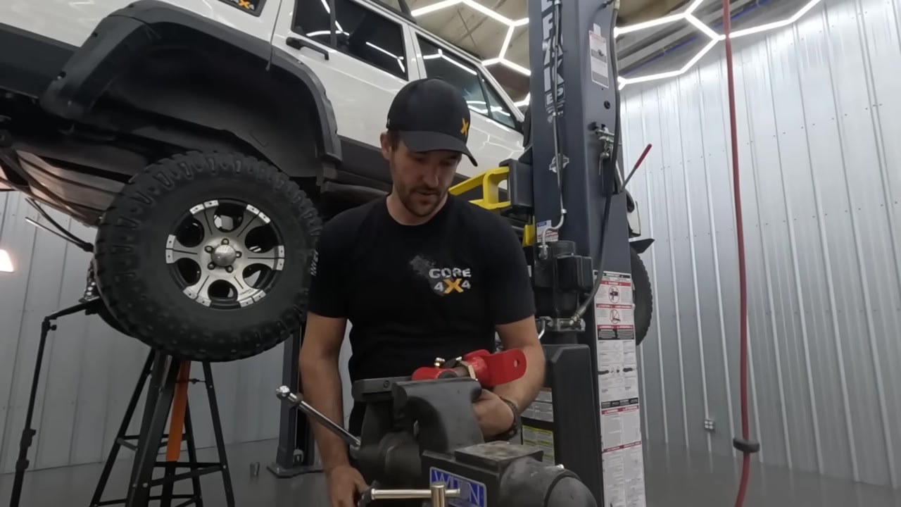 Setting the adjustable shackle length in a bench vise with XJ in the background