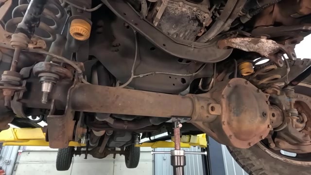 Core 4x4 double-adjuster trackbar installed on Ford F-350 Super Duty front axle