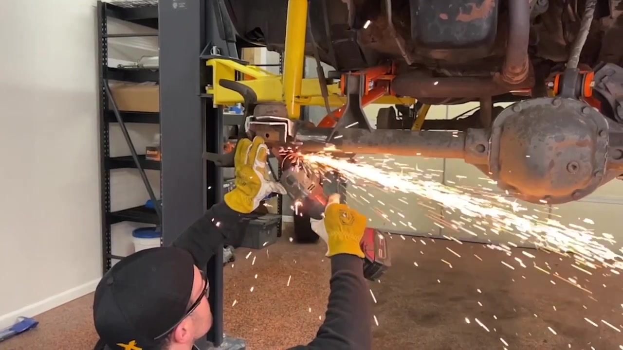 Removing factory tie rod and drag link from XJ Cherokee front axle